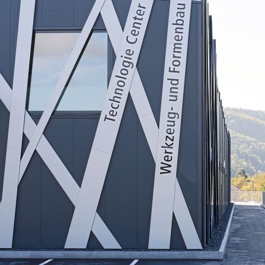 Zukunftsgerichtete Investition: Das Technologiecenter für Werkzeug- und Formenbau in Etzgen arbeitet mit topaktuellen Fertigungstechnologien und ist nach dem Konzept Industrie 4.0 digitalisiert. Zukunftsgerichtete Investition: Das Technologiecenter für Werkzeug- und Formenbau in Etzgen arbeitet mit topaktuellen Fertigungstechnologien und ist nach dem Konzept Industrie 4.0 digitalisiert.