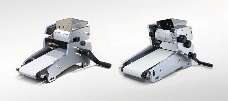 Links der Gebäckformer „Formfix“ der Niederrheinische Formenfabrik Janssen GmbH, rechts das Plagiat von Handymach (Türkei). Der Formfix 105 - Mitte des 20. Jahrhunderts von Walter Janssen entworfen - ist der kleinste Gebäckformer der 1872 gegründeten Familienmanufaktur NFF Janssen. Seit Oktober 2020 wird der Gebäckformer laut Aktion Plagiarius vom türkischen Anbieter Handymach plump kopiert: Design, Konstruktion, Funktion, Rezepte (grammgenau), Walzenmotive und sogar Teile der Choreographie des Videos. Auf Kontaktanfragen aus Deutschland reagiere die Firma nicht und liefere auch keine Bestellungen aus. (Gebäckformer Original: Niederrheinische Formenfabrik Janssen GmbH, Gebäckformer Plagiat: Website Handymach)