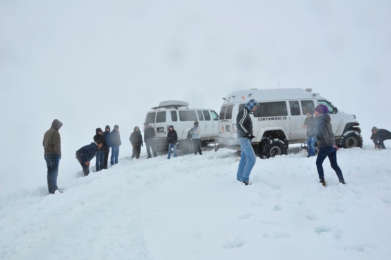 Schneeballschlacht im isländischen Gletschergebiet (Archiv: Vogel Business Media)