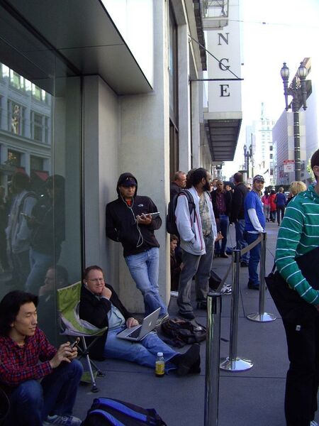Apple ist berühmt dafür, dass die Menschen für die Produkte des Herstellers Schlange stehen, wie im April 2012 vor dem Apple-Store in San Francisco für die UMTS-Variante des iPads. (IT-BUSINESS/Sarah Maier)