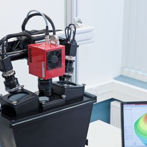 Bild 1:  Die Prüfmaschine für den hydraulischen Tiefungsversuch ermöglicht die präzise Onlineaufnahme von Filmen, um anschließend die Formänderungen über den Versuchsverlauf exakt auszuwerten.