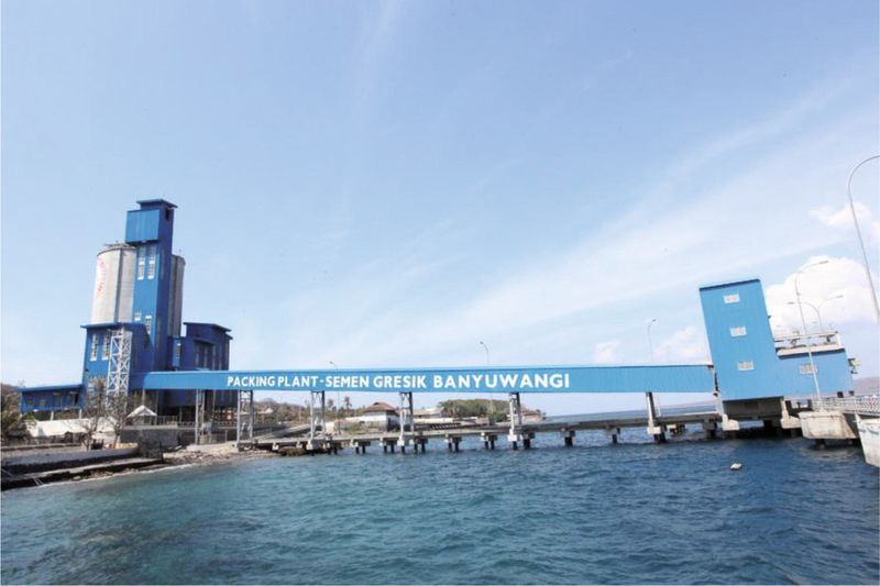 Abb. 5: Zementterminal Banyuwangi der PT Semen Gresik. Rechts ist der Schiffsanleger, links das Lagersilo. (Bild Claudius Peters)