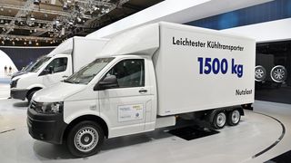 In einem Gemeinschaftsprojekt mit Volkswagen Nutzfahrzeuge und der Carbon Truck & Trailer GmbH hat TTT den Prototyp eines superleichten Carbon-Kühlkoffers auf T5-Basis entwickelt. (Bild: VWN)
