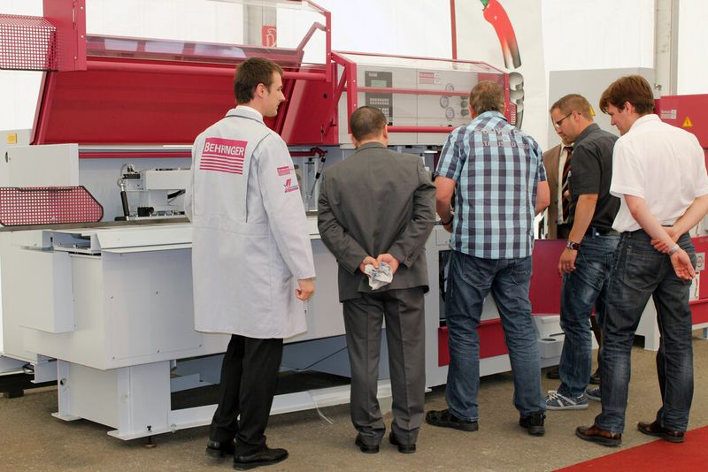 Nach dem offiziellen Teil, durften die Gäste ihre Nasen in die HBE-Modelle stecken... (Bild: Behringer)