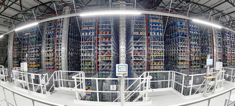 Die Trays im automatischen Kleinteilelager (AKL) gelangen wie von Geisterhand an die Kommissionierstationen und liefern dort ihre gewünschte Fracht zur Weiterverabeitung ab. (Bild: Witron)