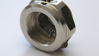 Mit dem teilbaren Pflitsch-EMV-Adapter lassen sich bei EMV-Kabelverschraubungen die Schirmdämpfungswerte weiter erhöhen und Standard-Kabelverschraubungen für weniger kritische EMV-Anwendungen aufrüsten. (Bild: Pflitsch)