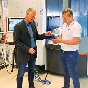 V. l.: Klaus Bruder (Zecha) und Alexander Siegmund (GF Machining Solutions).(Bild:  GF Machining Solutions)