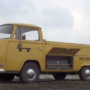 1972 stellte VW den ersten eletrischen „Bulli“ vor. Das sogenannte „Tresorfach“ des Pritschenwagens – sonst kaum von praktischem Nutzen – war prädestiniert für die Unterbringung der großen Antriebsbatterie.(Bild:  Volkswagen AG)