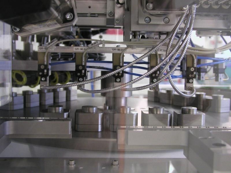 Im Arbeitsraum des Automaten  .... sind auf dem Rundtisch drei um 120° versetzte Aufnahmen für jeweils fünf Microvials angeordnet. (Archiv: Vogel Business Media)