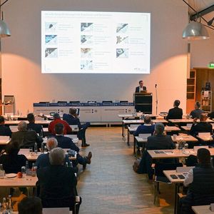 Rund 100 Vertreter des Kfz-Gewerbes hatten sich zum Verbandstag zusammengefunden.(Bild:  Kraftfahrzeuggewerbe Bayern)