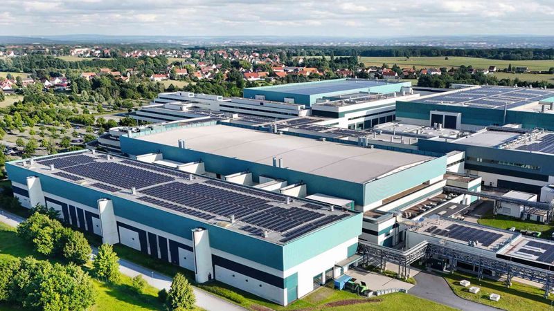 Auf rund 27.000 m² Dachfläche installierte das Team am Standort Dresden 13.542 PV-Module.(Bild:  Stefan Altkrüger, Globalfoundries)