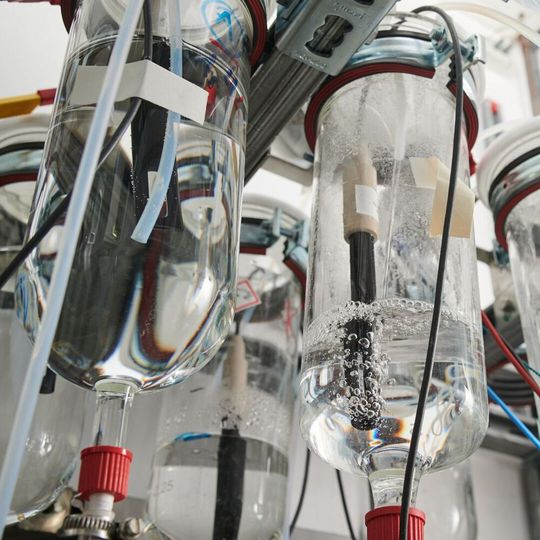 Mit dem Verfahren von Evonik sollen sich Lithiumsalze zielgenau und effizient aus Batterieabfällen zurückgewinnen lassen. Mit dem Verfahren von Evonik sollen sich Lithiumsalze zielgenau und effizient aus Batterieabfällen zurückgewinnen lassen.