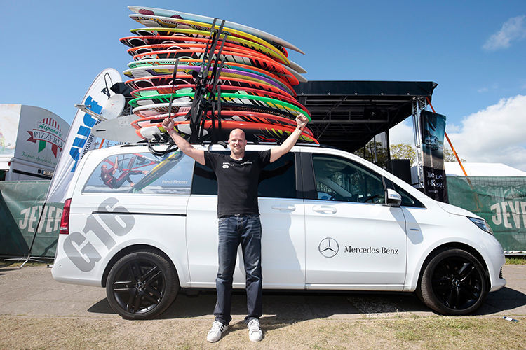 Mercedes ist auch Partner der World Cups im Kite-Surfen, Wind-Surfen und Stand-up-Paddling und hat sich mit Alex Thomson einen Markenbotschafter geangelt. (Mercedes-Benz)