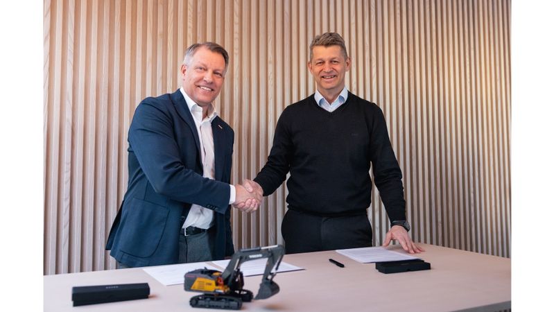 (v. l. n. r.) Niklas Persson, CEO des Geschäftsbereichs Grid Integration bei Hitachi Energy, und Melker Jernberg, Präsident von Volvo Construction Equipment (Volvo CE).(Bild:  Hitachi Energy)