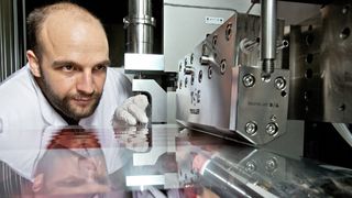 Blick in eine Rolle-zu-Rolle-Anlage, wie sie für die Produktion von Membranen für Brennstoffzellen zum Einsatz kommt. (Fraunhofer ISE/Thomas Klink)