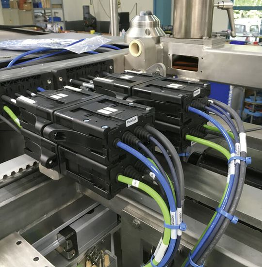 (Module Connect im Einsatz: Die Brotverpackungsmaschine von GHD Hartmann arbeitet mit hohen Hubzahlen in einem kompakten Bauraum. Deswegen setzten die Entwickler für eine zuverlässige Leitungsführung auf E-Ketten und Chainflex-Leitungen von Igus. Mit Module Connect lässt sich das System einfach anschließen. Bild: Igus GmbH)