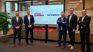 Adin Tuhcic (Direktor Vertrieb & Marketing, Brusa), Dr. Holger Fink (CEO, Brusa) sowie Markus Siegel (Global Head of Procurement & Aftersales, Cellcentric), Jochen Sang (Leiter F&E Komponenten- & Softwareentwicklung, Cellcentric) und Mario Heß (Leiter Produktbeschaffung, Cellcentric) bei der Vertragsunterzeichnung. (Bild: Cellcentric)