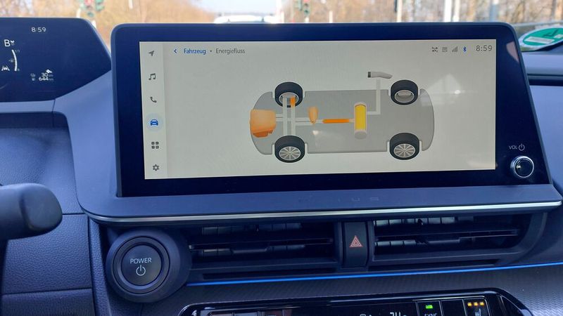 7. Der Antrieb: Toyota hat im neuen Prius einen 111 kW/151 PS starken Vierzylinder-Benzinmotor verbaut, der gut mit dem leistungsstarken 120 kW/163 PS Elektromotor harmoniert. In Summe bringt das System 164 kW/223 PS auf die Straße. Positiv aufgefallen ist auf den Testfahrten, dass der Prius häufig im EV-Mode fährt. Der Wechsel zwischen EV- und Verbrennermodus erfolgt dabei sehr harmonisch. Toyota hat sich im Prius für einen 13,6-kW-Akku entschieden. Der Hersteller stellt damit mehr als 85 rein elektrisch gefahrere Kilometer in Aussicht, auf den Testfahrten waren es aber eher 65 Kilometer. Ist die Batterie leer, ist Geduld gefragt: Mit einer recht mickrigen Ladeleistung von 3,3 kW braucht der Prius rund vier Stunden, bis er an der 11 kW-Säule wieder vollgeladen ist. Ein Sparmeister ist der Prius nach wie vor: Der Bordcomputer vermeldete im Schnitt 17 kWh/100 km im EV-Modus und unter fünf Liter pro 100 km nach einer längeren Testfahrt. (Bild: Mauritz – VCG)