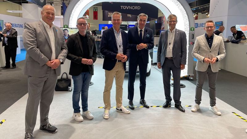 Eröffnung des gemeinsamen Messestands „Werkstatt der Zukunft“ auf der Automechanika 2024: (v. l.) Bundesinnungsmeister Detlef Peter Grün, Prof. Dr. Reindl (IfA), ZDK-Präsident Arne Joswig, Stefan Kurzawski (Messe Frankfurt), ZDK-Hauptgeschäftsführer Dr. Kurt-Christian Scheel und Professor Dr. Benedikt Maier (IfA). (Bild: Doris S. Pfaff - VCG)