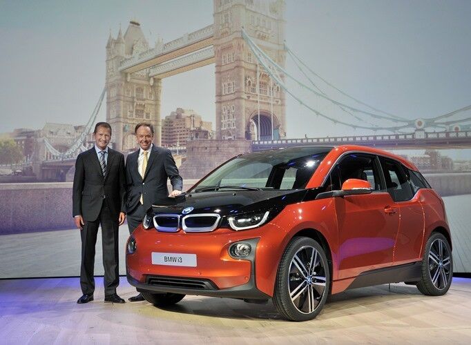 Bei der Premiere in London gaben sich Dr. Ian Robertson (rechts), Mitglied des Vorstands der BMW AG, Vertrieb und Marketing BMW und Dr. Herbert Diess (links), Mitglied des Vorstands der BMW AG, Entwicklung die Ehre. (Foto: BMW)
