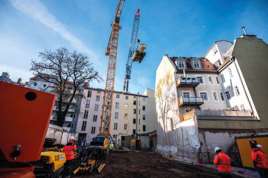 (Die Baustelle befindet sich in einem Hinterhof, in dem vorab Gebäude abgerissen wurden, und ist nur durch einen Hauseingang erreichbar. Bild: Bauer Group)