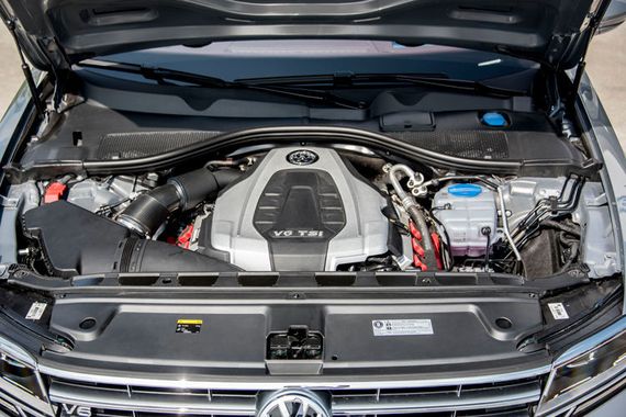 Der Antrieb leistet ein 3,0 Liter großer V6-Motor mit rund 300 PS.
