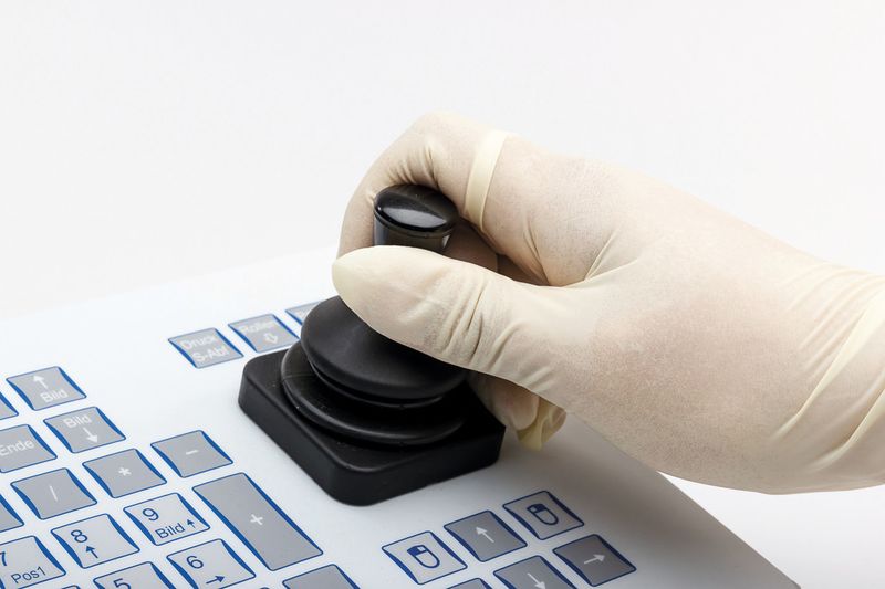 Bild 2: Joystick eingebaut in eine Industrietastatur. Durch die Dichtmanschette ergibt sich ein Schutzgrad von IP65 (Bild: GETT)