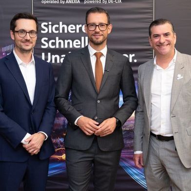 V.l. Alexander Windbichler, CEO der Anexia Holding, Sebastian Schuschnig, Wirtschaftslandesrat und Ivo Ivanov, CEO DE-CIX; beim feierlichen Startschuss des Alpsix in Klagenfurt. (Bild: Caroline Knauder)