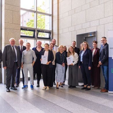 NRW-Gesundheitsminister Laumann (3.v.l.): „Es ist wichtig, dass wir die Digitalisierung für eine gute und effiziente Versorgung in Gesundheitswesen und Pflege weiter vorantreiben.“ (© Foto: MAGS NRW )