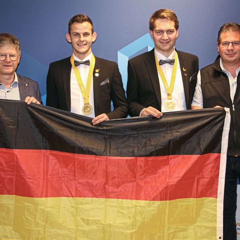 Marvin Schuster und Philipp Raab siegen bei den WorldSkills «Robot Systems Integration 2022» v. l. Uwe Hessler, Philipp Raab, Marvin Schuster, Martin Ernsperger.