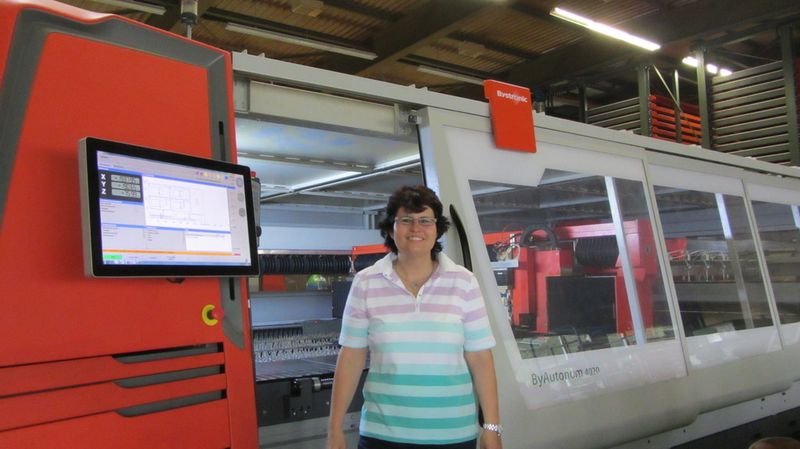 Véronique Gerber, directrice, devant la nouvelle découpeuse laser ByAutonom 4020. (Image: José Gerber SA)
