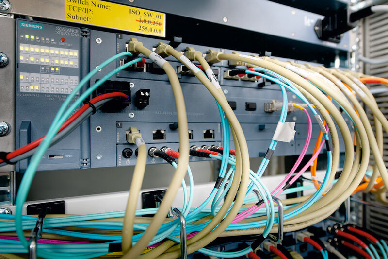Redundantes 10-Gbit-Rückgrat für effiziente, bald virtualisierte Prozessführung: einer von zwei Industrial Ethernet Switches/Routern Scalance XR552 12M von Siemens für den Rack-Einbau (Bild: Siemens/W. Geyer)