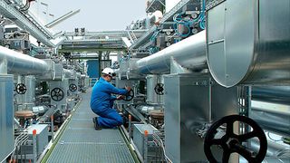 Eine neue Dampfreformer-Anlage, ist Bestandteil der On-site-Wasserversorgung, die Linde für Nynas in der Raffinerie Hamburg-Harburg übernimmt. (Bild: Linde)