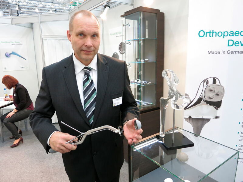 Marcus Liebert, Key Account Manager bei Ohst, präsentiert die neue Prima-Pfanne, die … (Reinhardt)