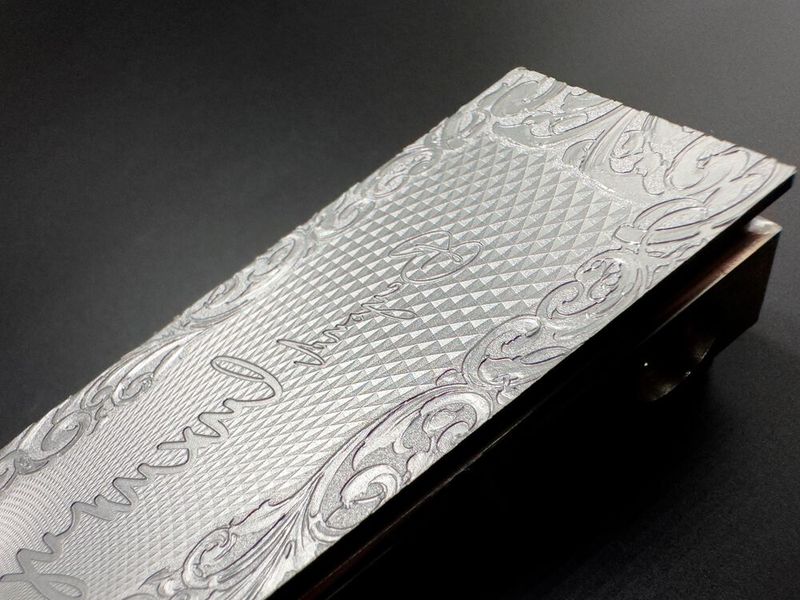 Weniger Material, mehr Design: Auf der Kuteno zeigt Deckerform zusammen mit den Projektpartnern Reichle Technologiezentrum, Leonhard Kurz, Meusburger und Toyo europe live produzierte 3D-Kunststoff-Labels mit edler Oberflächenstruktur – gefertigt im IMD-Verfahren mit feinster Lasertechnologie. Ein Paradebeispiel für nachhaltige High-End-Ästhetik aus Kunststoff.  (Bild:  Deckerform)