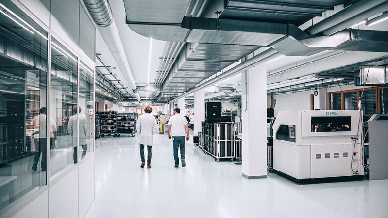 Wo alles begann: Die erste Elektronikfertigung von TQ befindet sich am Firmenhauptsitz in Gut Delling. Heute verfügt das Unternehmen über acht Fertigungsstätten – fünf in Deutschland und jeweils eine in Slowenien, China und den USA.(Bild:  TQ-Group)