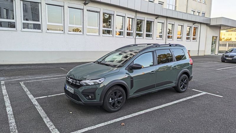 Mit dem Dacia Jogger kann man sich sehen lassen, erst recht in diesem modischen Khaki-Farbton mit den schwarzen Details.(Bild:  Rosenow – VCG)