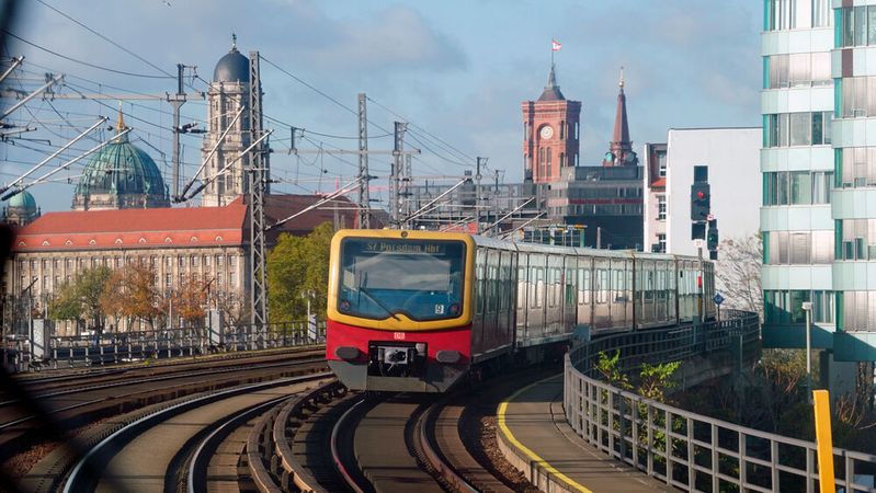 Seit dem Ausbruch der Corona-Pandemie hat der Verkehrsverbund Berlin-Brandenburg einen Rückgang von rund einem Drittel bei den Fahrgastzahlen hinnehmen müssen.(Bild:  Deutsche Bahn AG / Volker Emersleben)