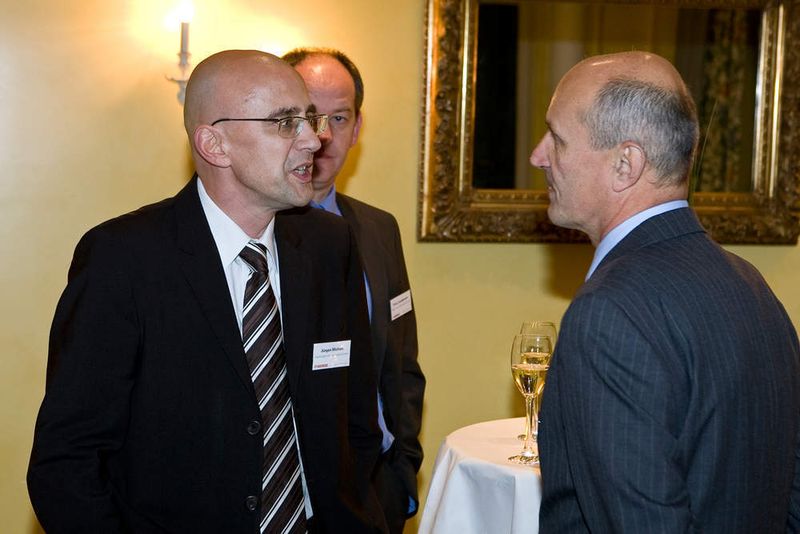 Jürgen Michels von Digital Data (li.) im Gespräch mit Horst Brauer von Tragant. (Archiv: Vogel Business Media)