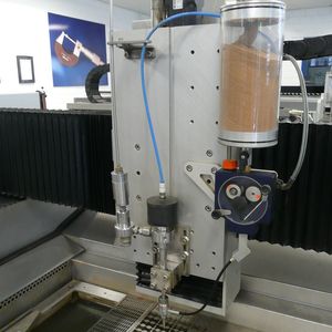 Für die hohe Prozessstabilität, -genauigkeit und -reproduzierbarkeit ist die Antriebs- und Steuerungstechnik der Maschine verantwortlich. Bild: NUM