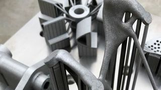 Im Metall-3D-Druck müssen Stützstrukten aufwändig manuell entfernt werden. Ein automatisiertes Verfahren könnte ein Bauteil um 25 Prozent günstiger machen.  (Additive Automations)