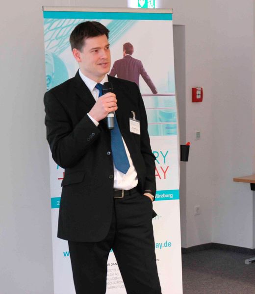 Die Vorstellungsrunde der Aussteller beginnt mit A wie Anecto. Michael Bachmann lädt zum Stand des unabhängigen ISO-17025-akkreditierten Prüflabors für Prüf- und Servicedienstleistungen für Medizinprodukte, Medizinproduktverpackungen und die pharmazeutische Industrie ein. (Bild: Reinhardt)