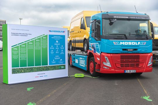 Grüne Schwerlaststromer! Das ist einer von drei vollelektrischen Autotransportern, die von der Mosolf Group am 23. Mai in Düsseldorf in Betrieb genommen wurden. Sie können drei Mercedes-Benz-Sprinter befördern und sparen im Jahr rund 60 Tonnen CO2 ein, heißt es.(Bild:  Mosolf)