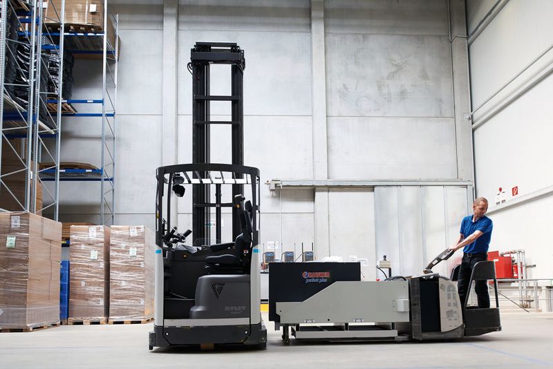 Die Akkus der Lagertechnikgeräte werden zweimal am Tag getauscht. Dazu nutzt Centrotherm eine  Batteriewechselstation mit Tugger. (UniCarriers)