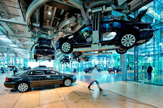 So geht es (noch) in der Gläsernen Manufaktur von VW in Dresden zu. Doch zum Jahresende ist Schluss. Nun will man versuchen, einen Teil des Geländes für die Forschung abzutreten ...(Bild:  Volkswagen)