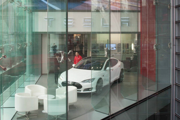 Die edlen Tesla-Stores sind sich weltweit zum Verwechseln ähnlich. Der Shop in Peking sieht kaum anders aus als der auf dem Santa Monica Boulevard. (Foto: press-inform)