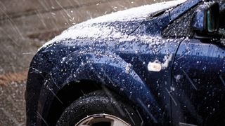 Hagel, Blitz, schwere Unwetter – das sind die typischen Fälle für Kaskoschäden am Auto. Dafür gelten bei der Schadenbehebung eigene Regeln. (Bild: © Lawrence – stock.adobe.com)