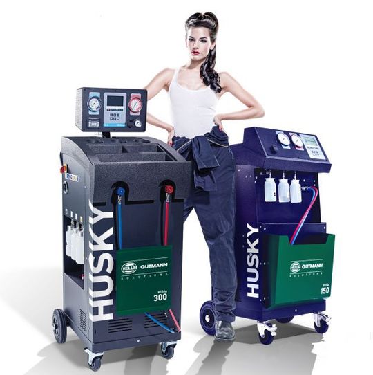 Seit letztem Jahr laufen die bekannten Klimaservicegeräte von Hella Nussbaum im grünen Hella-Gutmann-Outfit vom Band.(Foto:  HGS)