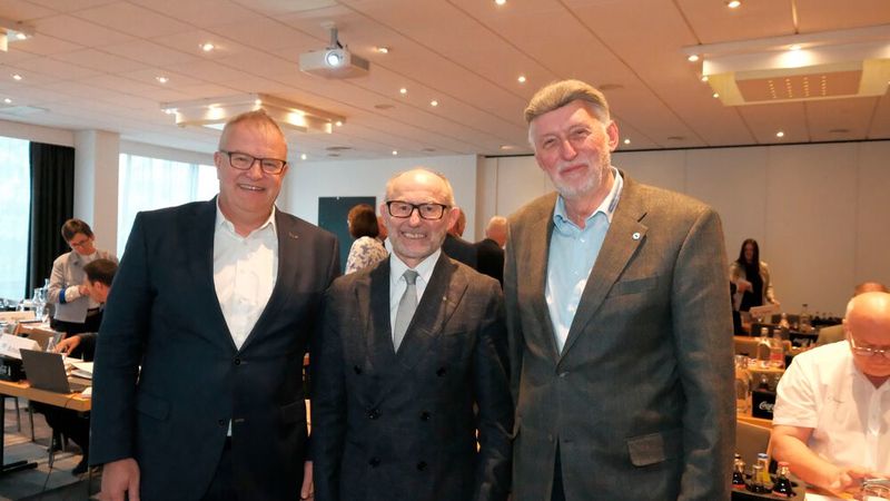 Das Präsidium des Kfz-Gewerbes Baden-Württemberg: Präsident Michael Ziegler (M.) mit seinen Vizepräsidenten Ludger Wendeler (l.) und Rainer Biedermann. (Bild: Zietz - VCG)