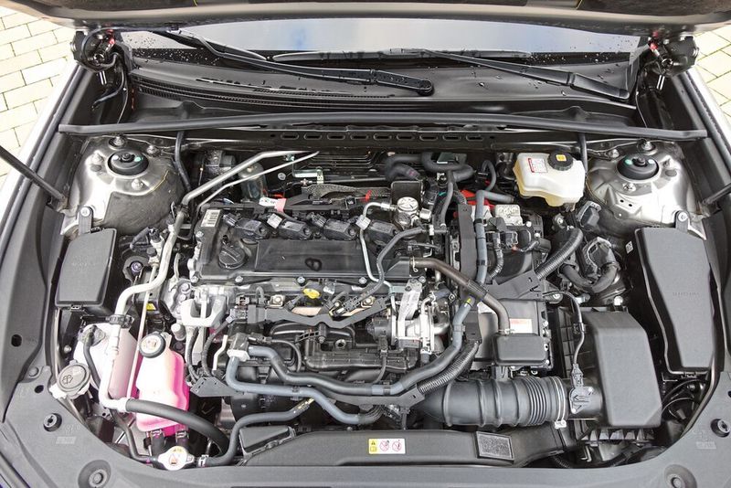 Der ES kommt mit der aktuellen Version des Toyota-Hybridsystems, das einen komplett neuentwickelten 2,5-Liter-Vierzylinder-Benziner mit 131 kW/178 PS und einen E-Motor mit 88 kW/120 PS vereint.  (Sven Prawitz/»Automobil Industrie«)